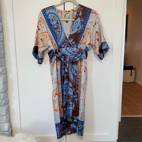 gala Dresses & Skirts - Vintage Beautiful 100% silk dress with wrap